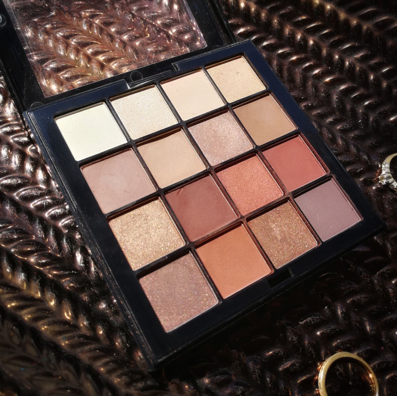 album flare Alaska NYX Ultimate Warm Neutrals Palette {Review} ⋆ An Ordinary Gal